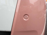 後方にはコーナーセンサーが付いております。音で危険を知らせてくれるのとブレーキとアクセルの踏み間違えも防止してくれます。