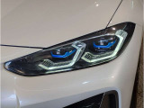 【LEDヘッドライト】先進のLEDテクノロジーを採用。放射される白色光の周波特性は太陽光に近く、バイキセノン・ヘッドライトを上回るコントラストで更に明るく輝きます!