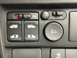 狭い所でも乗り降り楽々な両側電動スライドドアです!室内からミラーの開閉が可能な電動格納ミラー、ドアミラーを室内からコントロールする事が出来るリモコンミラースイッチ付きです!