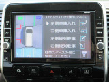 アラウンドビュー付き。上空から車両を見下ろしたような画像に加工された映像をディスプレイで確認しながら車庫入などができ大変便利です。