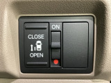 左側電動スライドドアは運転席からでも操作ができるように、ハンドル付近に開閉の操作スイッチが付いています。
