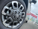 クロスター専用デザインの純正15インチアルミホイール装着で、タイヤサイズは『185/65R15』となっております!