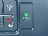ECONスイッチ(ECONモード) エンジンだけでなくエアコンなども含めてクルマ全体を燃費優先で自動制御するECONモード。早く車内を涼しくしたい夏場など、空調を優先したい時には、スイッチを押してOF