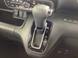 インパネシフトを採用しているので、前席の足元も広々としています。運転席と助手席の行き来もスムーズです!