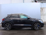 流れるようなサイドラインとディープブラックのボディが美しく調和したT-Roc R。低めのスタンスとR専用ホイールが、スポーティさと洗練された印象を際立たせています。