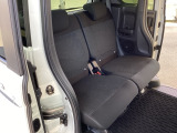 狭い駐車場でも、スライドドアならチャイルドシートへのお子さまの乗降や荷物の積載もスムーズ。