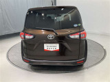 バックカメラが付いているので後方確認が非常にしやすいです。今や運転初心者も熟練者も必須装備!ついていて損はないですね♪