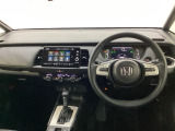 車内は光触媒抗菌消臭施工済です。スタイリッシュなデザインでスポーティなインパネ周りを演出します。グローブボックスやカップホルダーのほかにトレーなどたくさんの収納スペースが付いています。