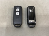 スマートキーを装備しています。鍵を差し込むことなくドアロックの開け閉めと、スタートボタン操作でのエンジンスタートができます。スペアキーも同じものを用意しております。