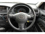 フロントSRSエアバッグは車両前方から乗員が重大な傷害を受けるおそれのある大きな衝撃を受けた場合に作動し、シートベルトが身体を拘束する働きと併せて前席乗員の頭部や胸部などへの衝撃をやわらげる装置です。