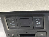 両側パワースライドドアを採用しており、運転席から簡単に開閉操作が可能です。駐車場や狭い場所でも扱いやすく、乗車時・降車時の負担を軽減します。