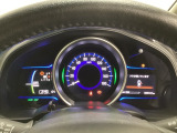 ハイブリット車専用のメーターです。中央のスピードメーターより左右のサブデスプレイで燃費や動力伝達などの情報が見れるようになっています。