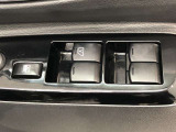 パワーウィンドのスイッチです。運転席に座りながら、助手席や後席の窓を開け閉めできるので大変便利ですよ。