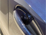 【スマートキー】車両のキーをカバンやポケットに入れたまま、お車の開閉が可能で御座います。お車の前に立ってキーを探す必要が御座いません。