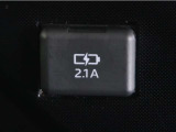 充電用USB端子付き。スマートフォン等の充電に便利です。