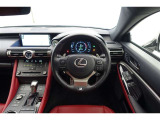 スポーティームード溢れる運転席周りですね。 クイックなドライビングに対応できるよな運転席回りになっています。 ドライブがますます楽しくなりますね!