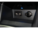 小物の収納に便利なセンタートレイには携帯等のデバイスの充電可能なUSB出力電源付です。