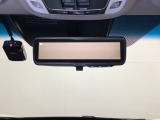 アドバンスルームミラーを装備しています。車両後方のカメラの映像をルームミラーに表示することで、クリアで広い視界を確保し走行時の安全運転をサポートします。通常のミラーモードとの切り替えも可能です。