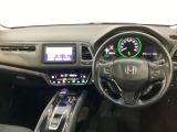 車内は光触媒抗菌消臭施工済です。スタイリッシュなデザインでスポーティなインパネ周りを演出します。グローブボックスやカップホルダーのほかにトレーなどたくさんの収納スペースが付いています。