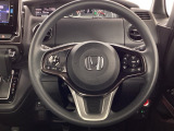 Hondaセンシング搭載ミリ波レーダーと単眼カメラで、クルマの前方の状況を認識。ブレーキやステアリングの制御技術と協調し、安心・快適な運転や事故回避を支援する先のシステムです