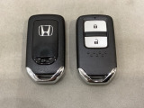 スマートキーを装備しています。鍵を差し込むことなくドアロックの開け閉めと、スタートボタン操作でのエンジンスタートができます。スペアキーも同じものを用意しております。