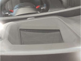 【ヘッドアップディスプレイ】現在の車速表示や目的地へのルート案内やメディア関連のリストを表示する事が可能です。視線移動を減らす事によりドライブに集中して頂けます。