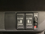 リアドアは乗り降りに便利な両側電動スライドドアです。また運転席に座っていながらスイッチ操作で自在にスライドドアを開け閉めできます。