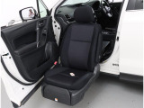 ゆったり座れて、長時間の運転も疲れにくいフロントシート!助手席側はウィングシートとなっており専用のリモコンで操作することでシートを下げて下ろすことが出来ます!