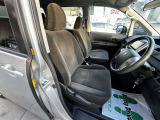 フロントシートです。運転席には座面の上下調節が可能なハイトアジャスターが装備されております。大きな痛み等が無く綺麗な状態です。