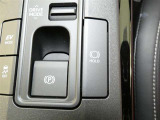 電動パーキングブレーキを搭載。スイッチ操作でパーキングブレーキを作動・解除することができるので操作の力が不要です。