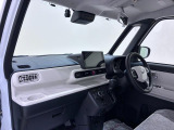 ダイハツのお店では、ダイハツ車を知り尽くしたプロフェッショナルが、専用の診断機器を使って各システムを点検しております。
