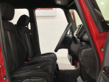 女性でも運転がしやすいように、シートの高さ調整機能(シートリフター)がついています。運転席と助手席の間が空いている為、助手席側への移動がスムーズです。交通量の多い道でも助手席側から乗り降りができます。