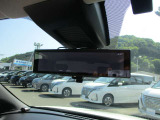 スマート・ルームミラー。ルームミラーに、リヤカメラの車両後方映像を表示。世界初の新技術で、荷物や人で見えづらかった後方視界がクリアに!