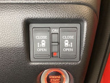リアドアは乗り降りに便利な両側電動スライドドアです。また運転席に座っていながらスイッチ操作で自在にスライドドアを開け閉めできます。