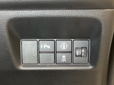 ハンドルの右側にはヘットライトリベライザーとHondaセンシング用のメインスイッチがついています。ヘッドライトリベライザーは道路状況や積荷の加重に応じてライトの高さを調節できます。