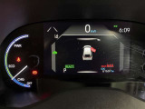 視認性に優れたメーターを採用しており、走行中でも車速や情報が分かりやすく表示されます。運転時の視線移動をむりのない範囲に抑え、快適で安心感のあるドライブをサポートします。