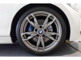 【BMWアロイホイール】軽量かつ強度に拘ったアロイホイール。走行性能ポテンシャルを引き出す設計。タイヤのサイドウォールが強化されたランフラットタイヤは、パンク時にタイヤがつぶれてもリムから外れません。