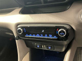 左右独立温度コントロールフルオートエアコンです。運転席、助手席それぞれで独立して温度設定ができます。冷え性の方が乗っても安心ですね♪