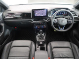 シンプルなデザインと一目でわかるスイッチの配置はPeoples Car=みんなの車という考えの現れです。各スイッチにはバックライトもついており、夜間でも安全に操作して頂けます。