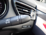 オートライト機能が装備されており暗い場所に入ると車両が検知しライトのON・OFFを自動的に切り替えてくれますので非常に便利な装備です♪