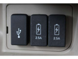 2.5AのUSB(急速充電)が付いており、車内でもしっかりとスマートフォン等の機器へ充電可能です♪