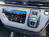 ☆オートエアコン☆オートエアコンですのでお好みの温度を設定して頂くだけで風量や風向を車が自動で調節してくれます♪