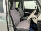 【フロントシート】ゆったり座れるベンチシートを採用しており、アームレストも装備していますので快適です。