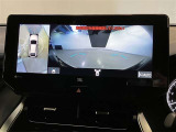 複数のカメラの映像をもとに、クルマを真上から見ているような映像をドライバーに提供し駐車をサポートする機能です。