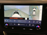 車両を上から見たような映像をディスプレイに表示。狭い道での車両周辺の安全確認を確認できます。