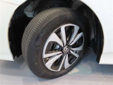 タイヤサイズは195/65R15。純正アルミホイール付き!