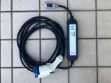 充電用ケーブルも付属しています。