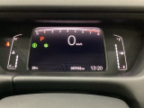 デジタル表示のスピードメーターとタコメーター、燃費やオドメーターなどの表示の他に、ホンダセンシング機能などの表示もできる多機能なマルチインフォメーション・ディスプレイです。