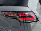 ダイナミックターンインジケーター付き3DのLEDテールランプ。ウィンカーの光が流れるように点滅、後続車からの視認性が高まり、万一の追突の危険性を軽減します。
