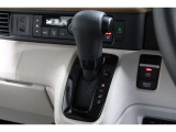 インパネシフトだから視線の移動も少なく足元もスッキリ♪運転席もゆったりしているのでゆとりを持ってドライブできますね!